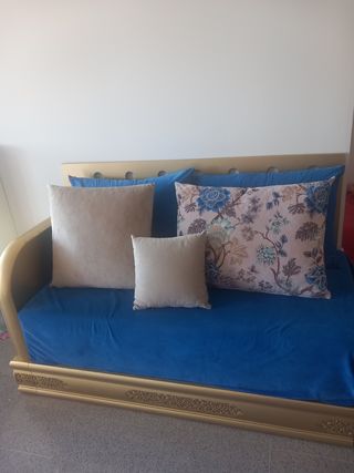 Sofá árabe azul y dorado