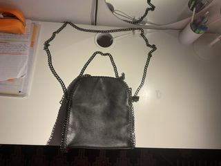 borsa a tracolla nera con catene argento