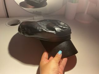 Cappello nero in pelle
