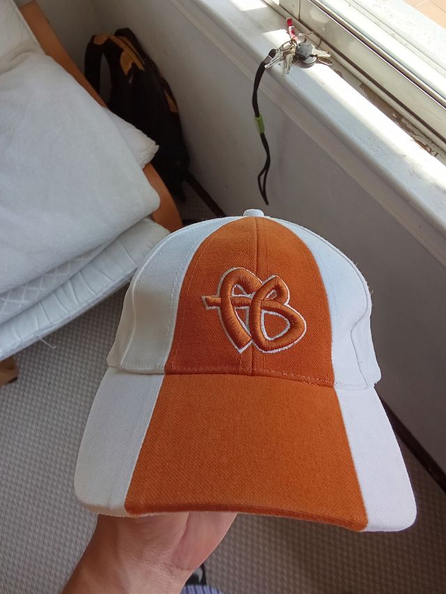 Gorra Fubu naranja y blanca