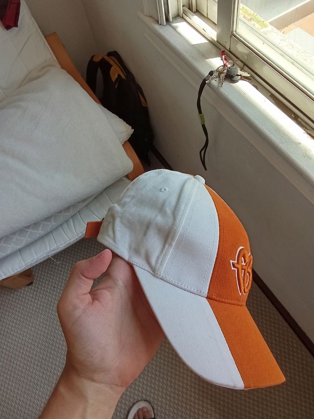 Gorra Fubu naranja y blanca