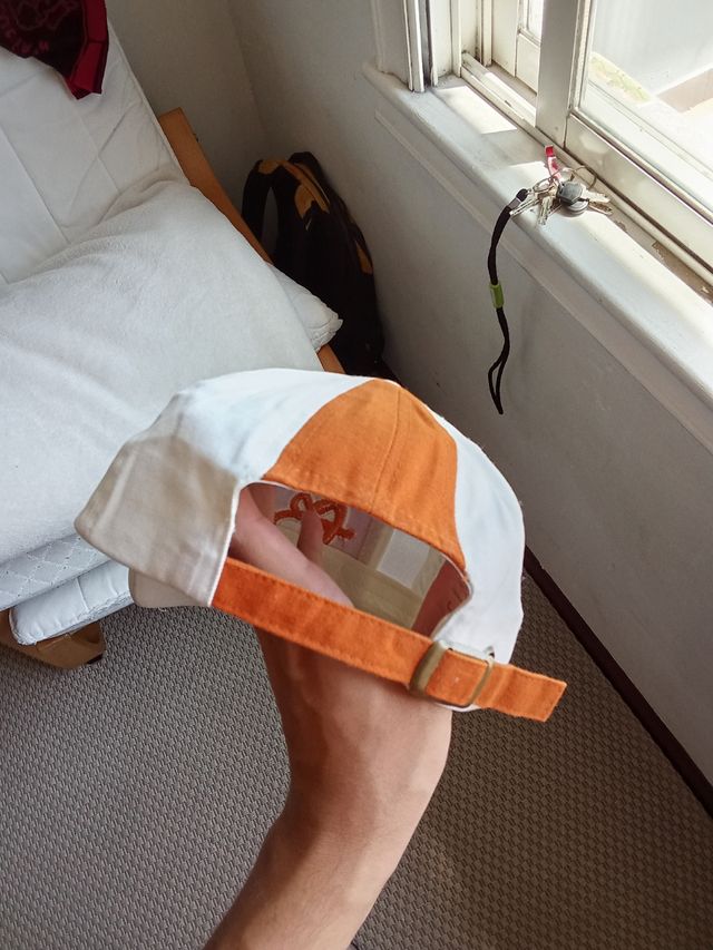 Gorra Fubu naranja y blanca