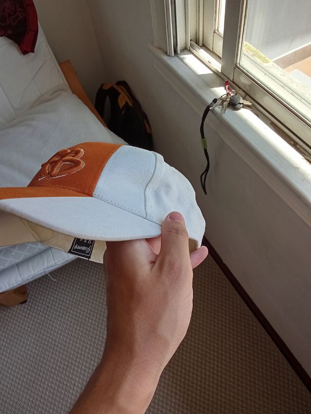 Gorra Fubu naranja y blanca