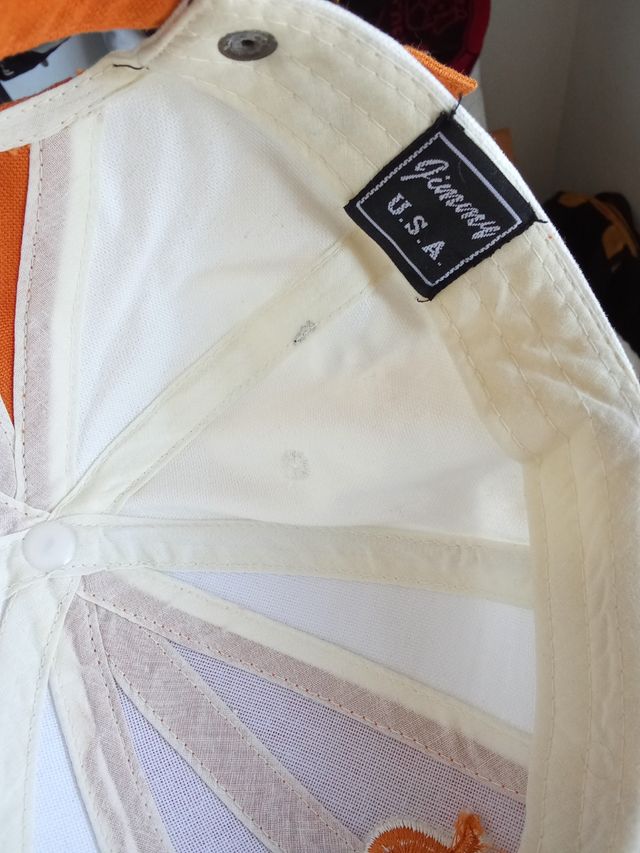 Gorra Fubu naranja y blanca