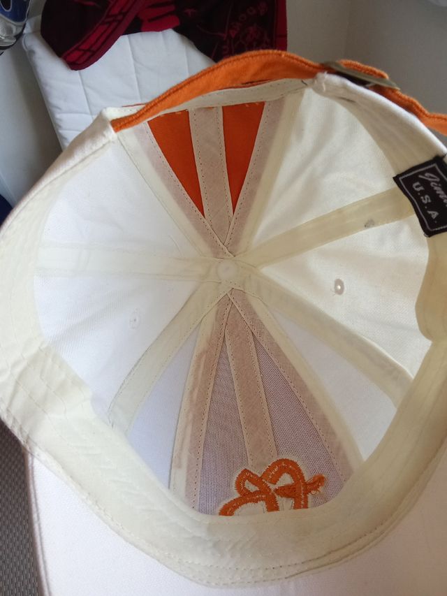 Gorra Fubu naranja y blanca
