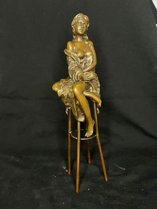 Figura bronce mujer sentada