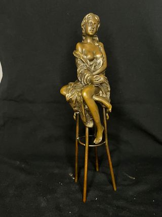 Figura bronce mujer sentada