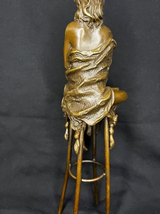 Figura bronce mujer sentada