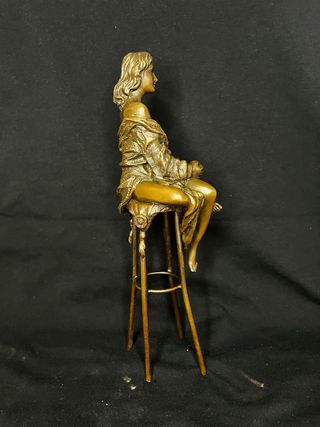 Figura bronce mujer sentada