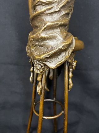 Figura bronce mujer sentada