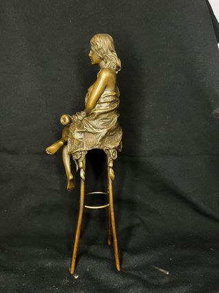 Figura bronce mujer sentada