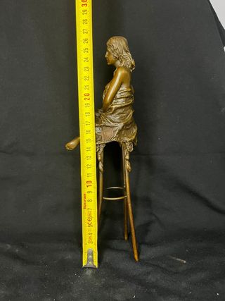 Figura bronce mujer sentada