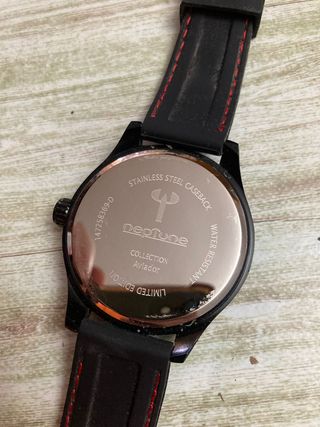 Reloj Neptune negro y rojo
