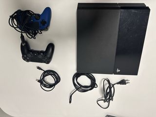 PS4 (PlayStation 4) negra + 2 mandos +GTA V