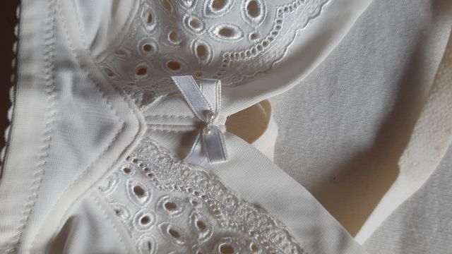 Reggiseni e calzoncini intimi bianchi