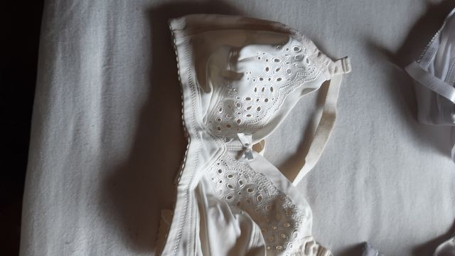 Reggiseni e calzoncini intimi bianchi