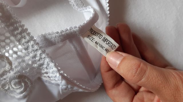 Reggiseni e calzoncini intimi bianchi