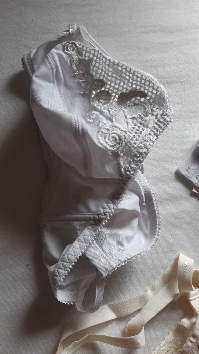 Reggiseni e calzoncini intimi bianchi