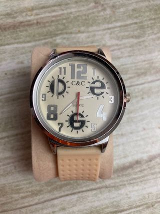Reloj C&C beige y plata