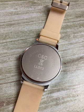 Reloj C&C beige y plata
