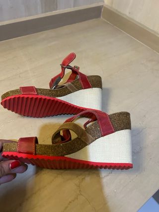 Sandalias INTER-DIOS rojas y beige