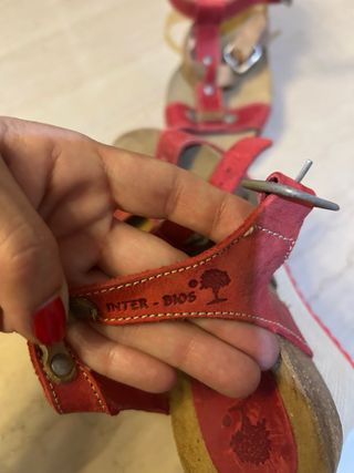 Sandalias INTER-DIOS rojas y beige