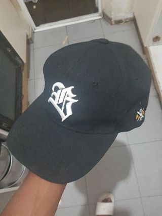 Gorra negra c/ letra B bordada