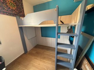 Litera juvenil azul y blanca