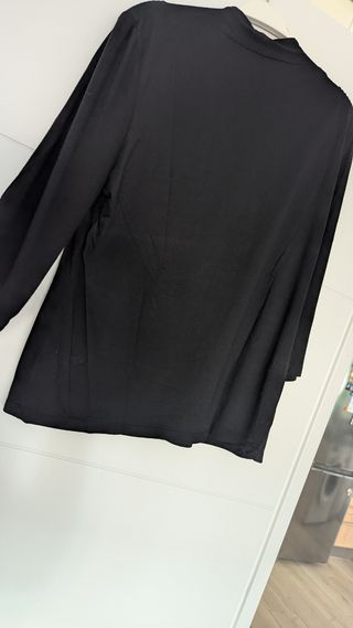 Blusa Osee gris - talla XL o
Jersey negro pico TXL