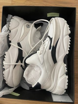 Zapatillas MICHAEL KORS blancas y negras