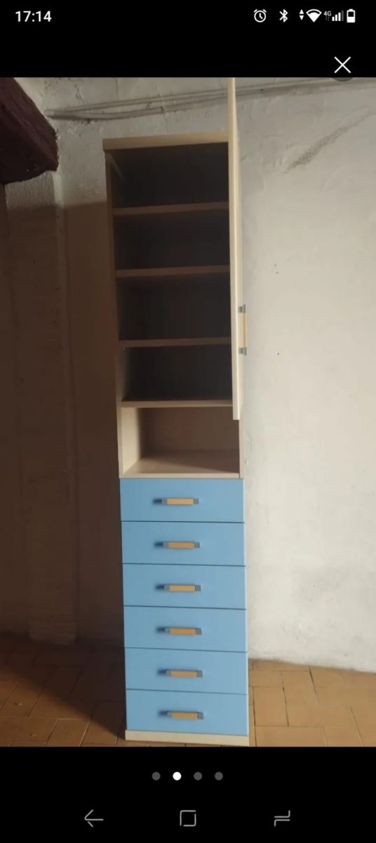 Armario con cajones azul y beige