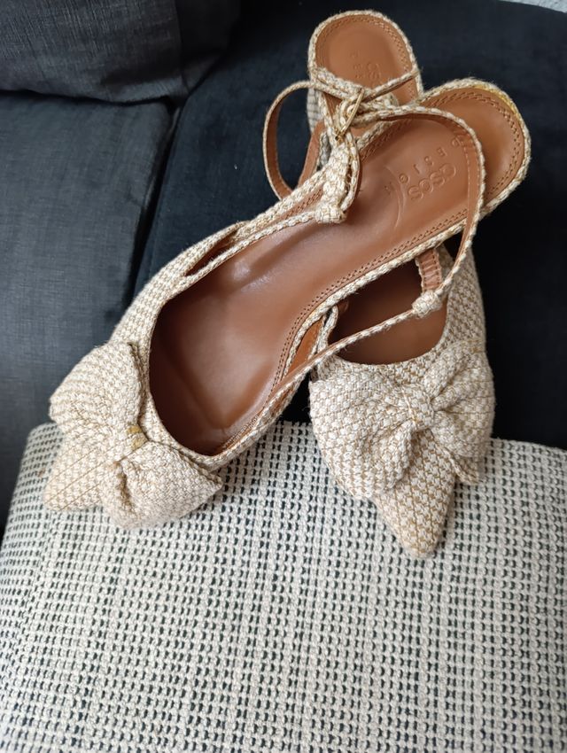 Zapatos COS beige tacón bajo