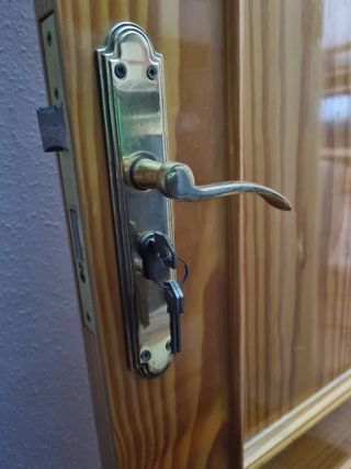 Puerta madera maciza con cerradura y 3 llaves