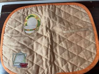 Tovaglietta all'uncinetto beige e arancione