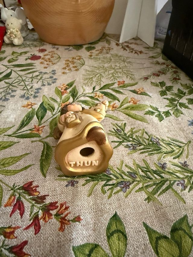 Angelo con pergamino Thun