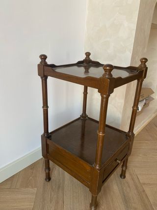 Mesita de madera antigua