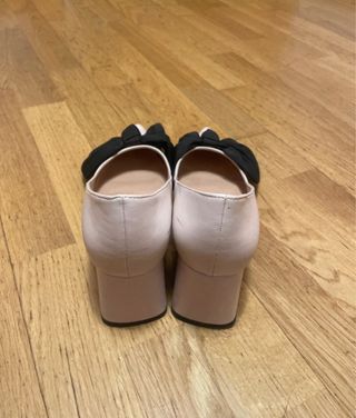 **Zapatos rosas con lazo negro - Zara**