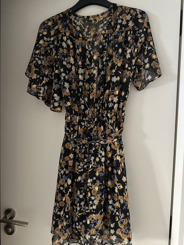 Vestido midi floral negro y dorado