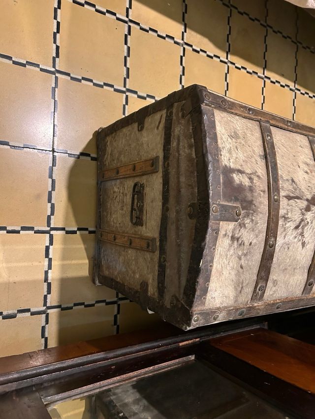 Baúl antiguo piel y madera.