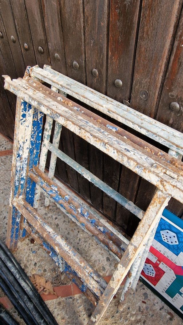 Caballetes metálicos oxidados