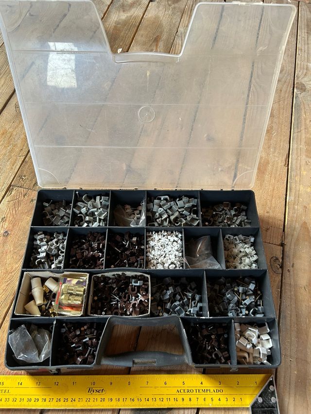 Caja surtida de abrazaderas para cables de alambre