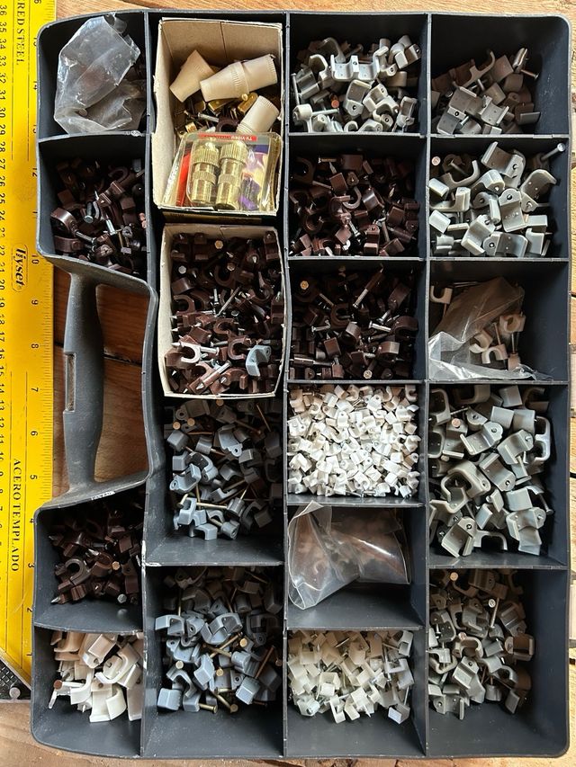 Caja surtida de abrazaderas para cables de alambre