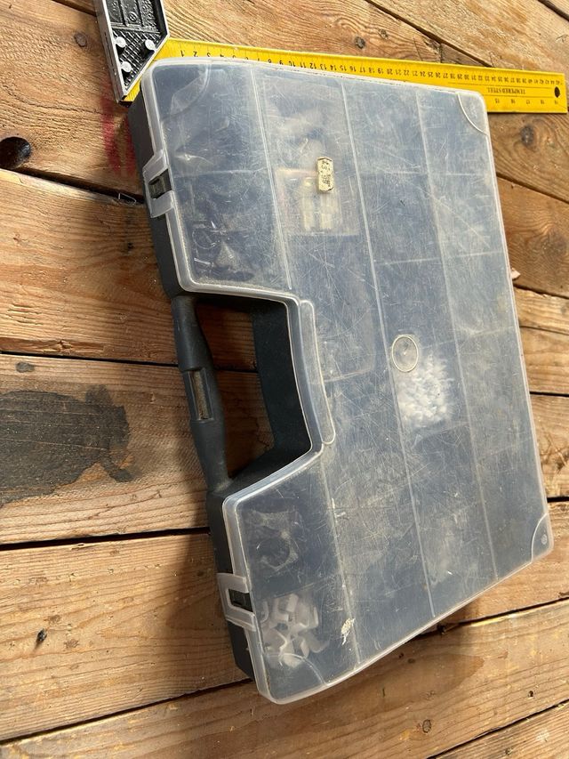 Caja surtida de abrazaderas para cables de alambre