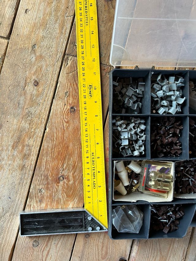 Caja surtida de abrazaderas para cables de alambre