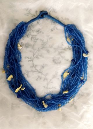 Collar azul y blanco estilo marinero