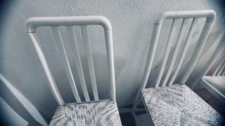 2 Sillas blancas-madera lacada