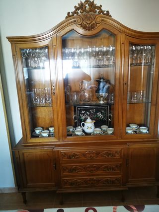 Conjunto comedor antiguo. Mueble mesa y 6 sillas
