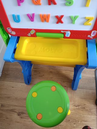 Escritorio infantil + pizarra magnética con tabure