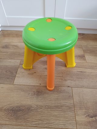 Escritorio infantil + pizarra magnética con tabure