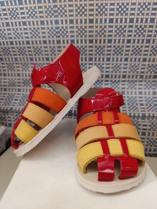 Sandalias rojas número 23 